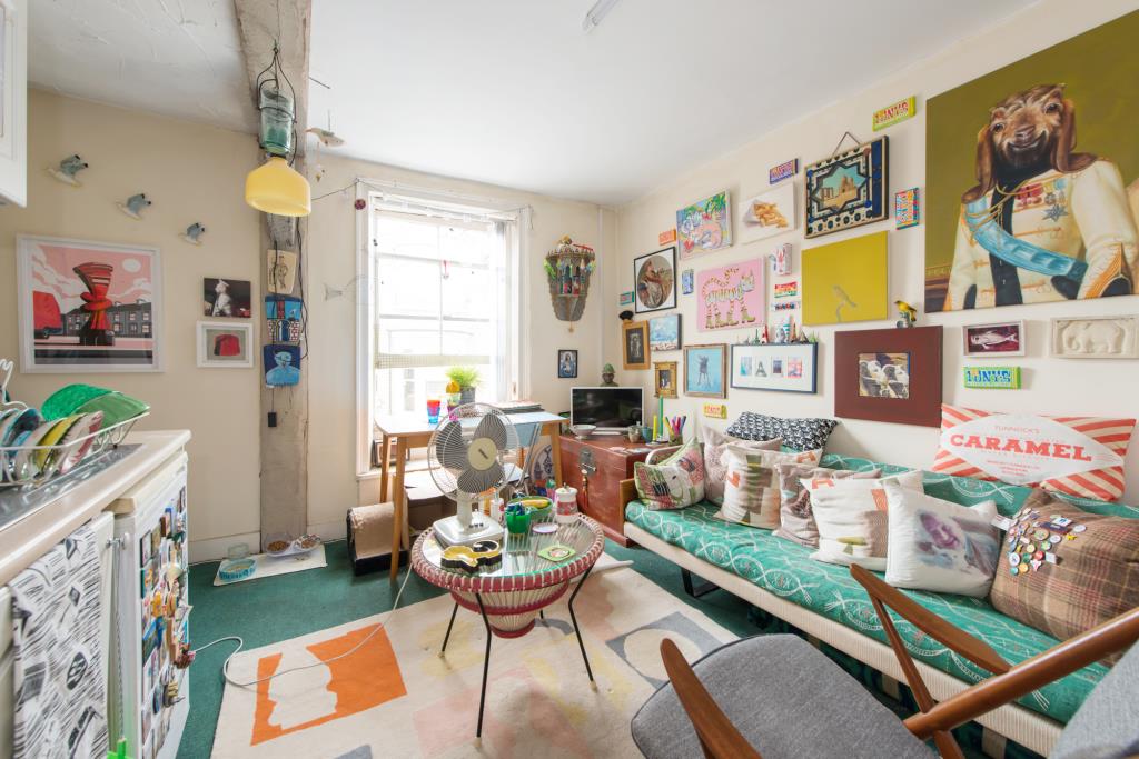 Lot: 125 - FOUR STOREY COMMERCIAL PROPERTY IN TOWN CENTRE - Second floor living room with kitchen